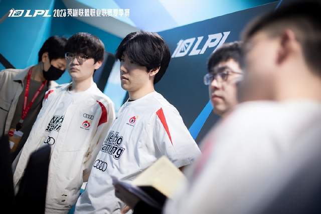 时客串中路 时客串中路